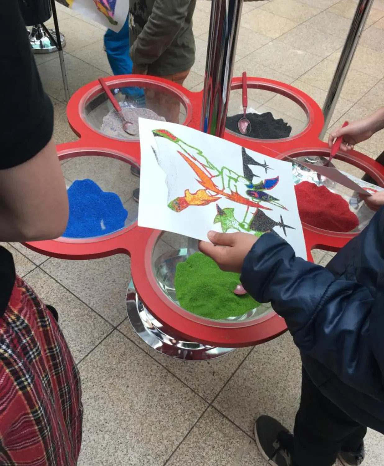 Moments Veranstaltungsagentur - Kind gestaltet farbenfrohes Gemälde
