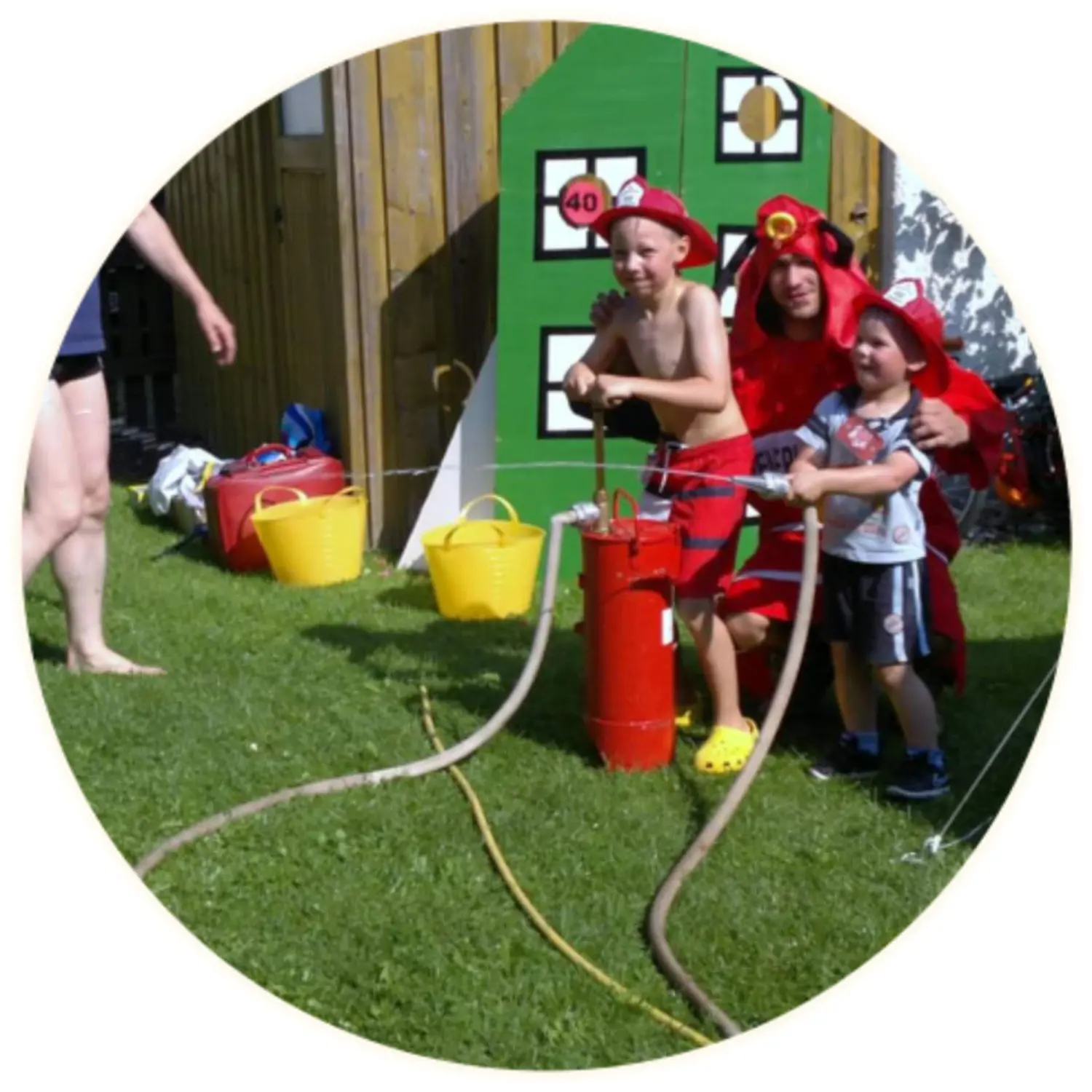 Moments Veranstaltungsagentur -  Kinder beim Wasserspritzen-Spiel
